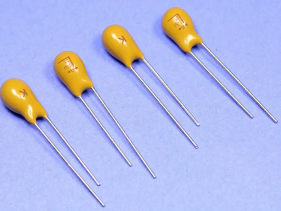 A comparison of aluminum and tantalum electrolytic capacitors.