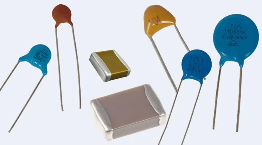 A side by side view of an electrolytic capacitor and a ceramic capacitor to show the different look and structure.