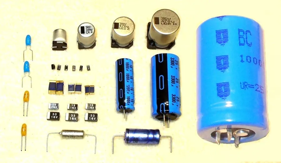 A practical electronic circuit containing several polarized capacitors with other components.