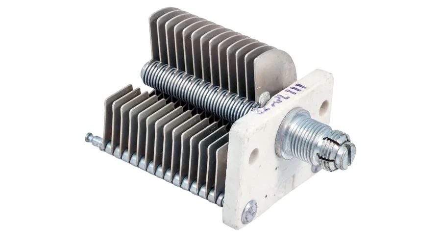 A side-by-side view of a variable capacitor and a trimmer capacitor.