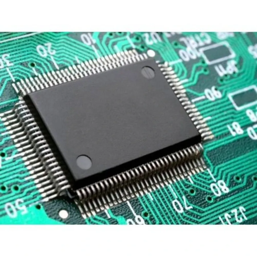 A digital IC chip on a PCB with clearly visible pins and markings.