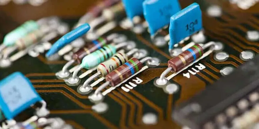 A side-by-side comparison of through-hole resistors and SMD resistors.