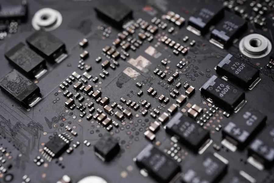 A comparison of sizes between traditional through-hole components and small SMD components on PCB.