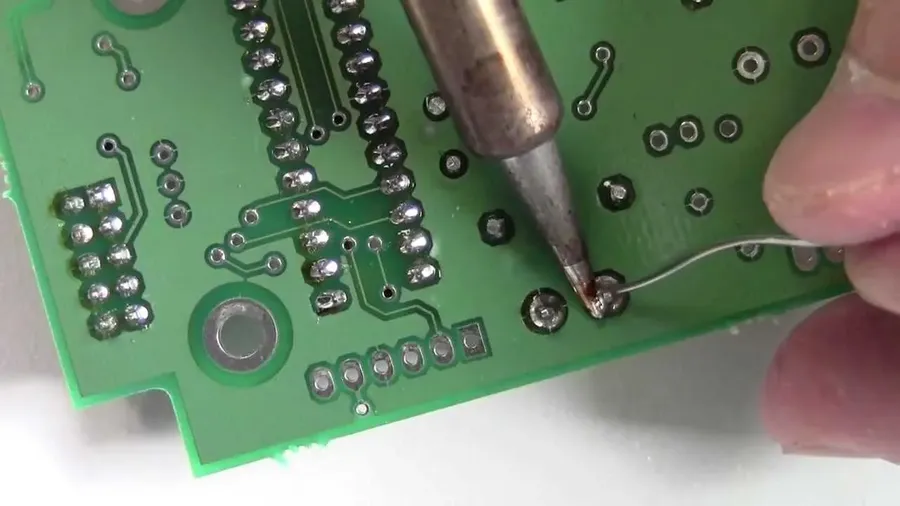 A comparison view of a through-hole resistor and a surface mount resistor.