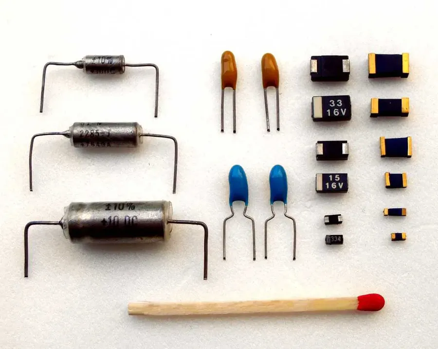 Side-by-side view of a radial and SMD 100uF 16V capacitor.