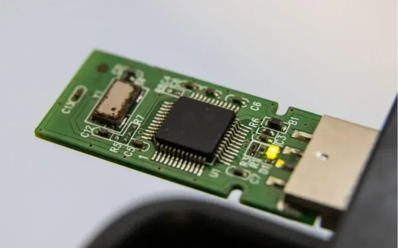 A PCB board with various memory chips (SSD, DDR) integrated for data storage