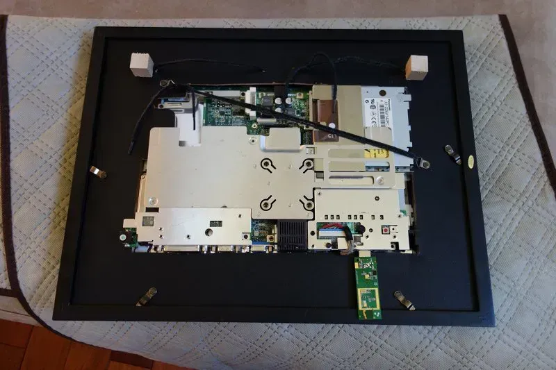 A customized digital photo frame motherboard with unique features