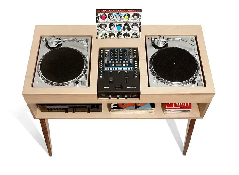 A fully assembled DJ turntable
