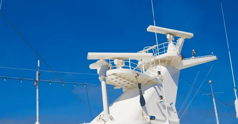 A ship radar system scanning the horizon.